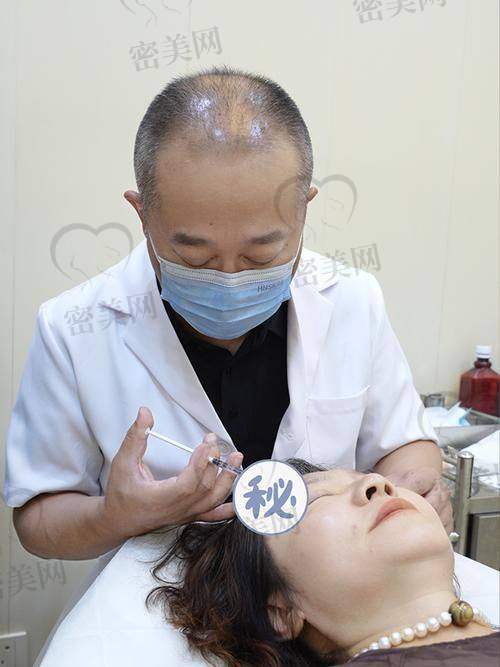 去除抬头纹的风险与注意事项
