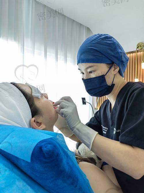 ② 脂肪移位或自体脂肪回填